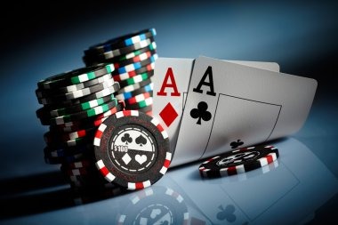 777singa live blackjack table on mobile phone screen with dealer and multiple player seats